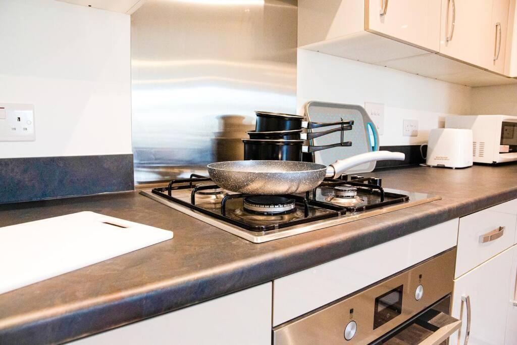 A Luxury 2 Bedroom Apartment With 2 Free Parking ชาแธม ภายนอก รูปภาพ
