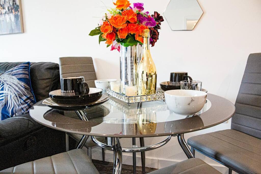 A Luxury 2 Bedroom Apartment With 2 Free Parking ชาแธม ภายนอก รูปภาพ