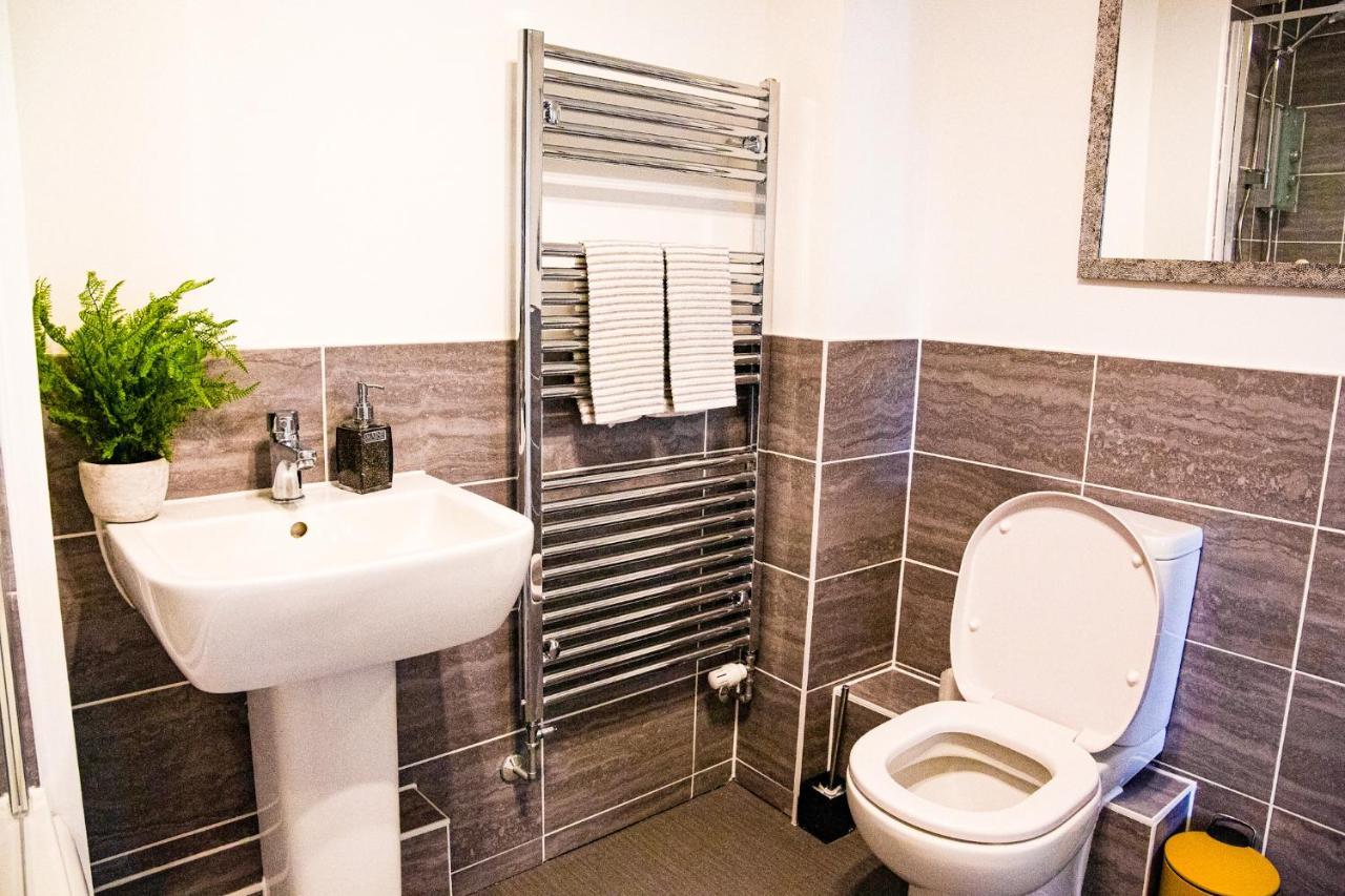 A Luxury 2 Bedroom Apartment With 2 Free Parking ชาแธม ภายนอก รูปภาพ