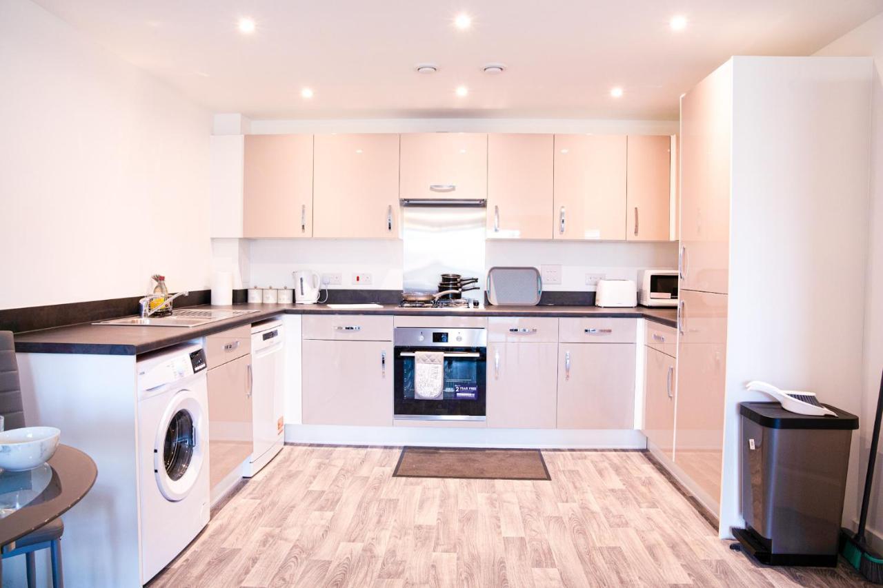 A Luxury 2 Bedroom Apartment With 2 Free Parking ชาแธม ภายนอก รูปภาพ
