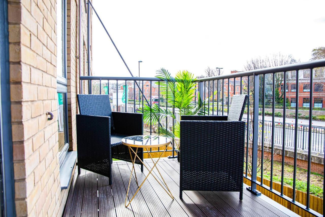 A Luxury 2 Bedroom Apartment With 2 Free Parking ชาแธม ภายนอก รูปภาพ