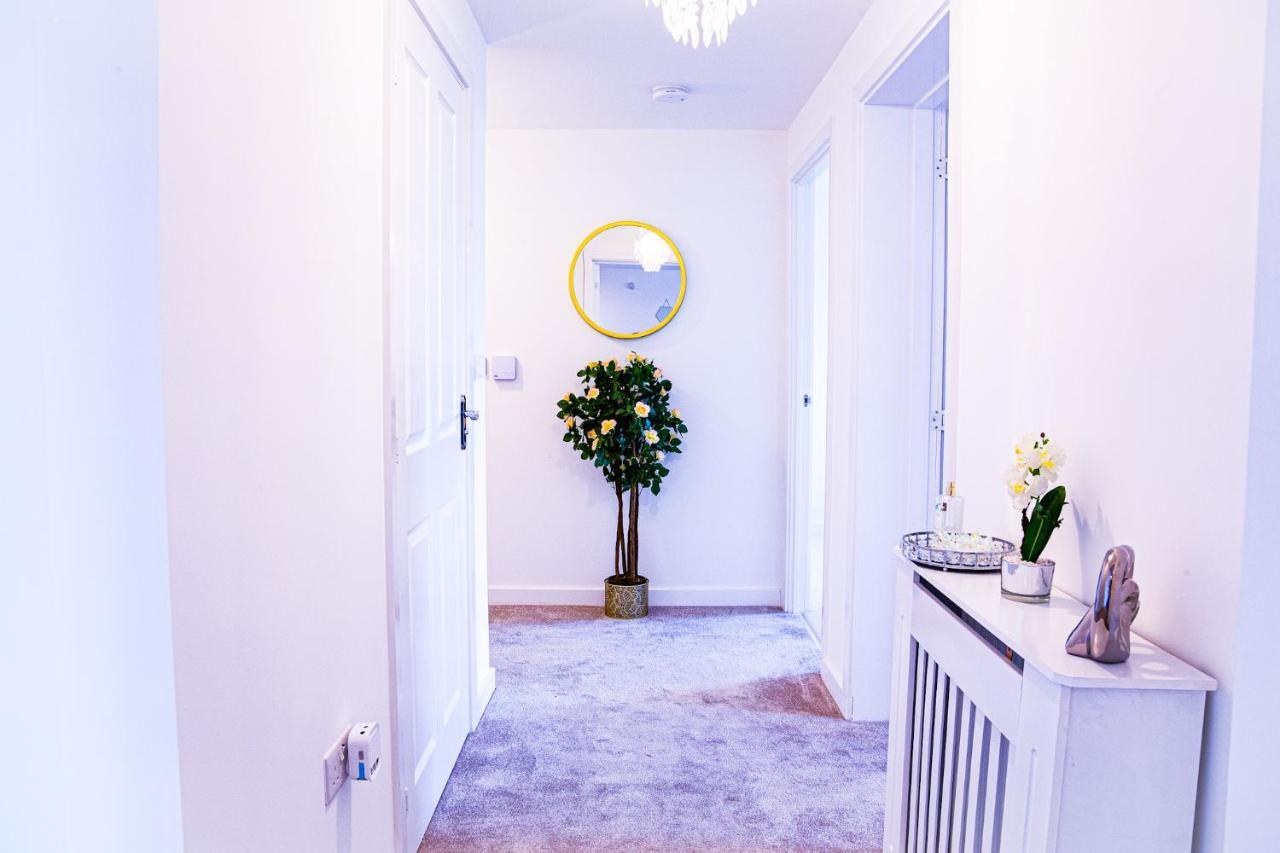 A Luxury 2 Bedroom Apartment With 2 Free Parking ชาแธม ภายนอก รูปภาพ