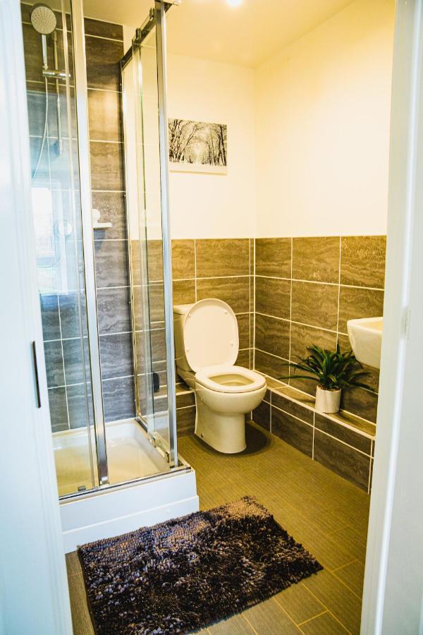 A Luxury 2 Bedroom Apartment With 2 Free Parking ชาแธม ภายนอก รูปภาพ